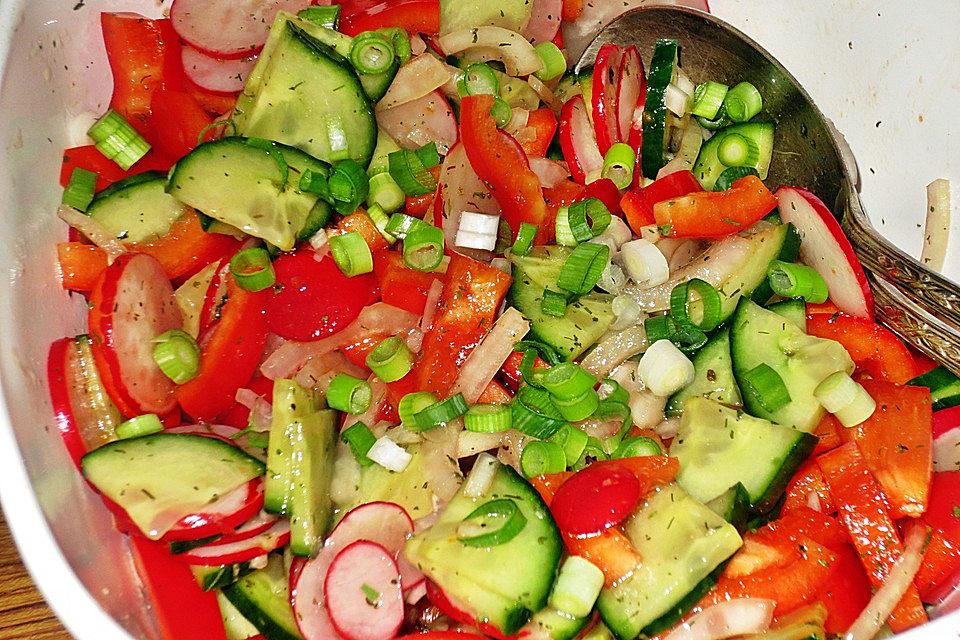 Knackiger Rohkostsalat mit Balsamico-Vinaigrette