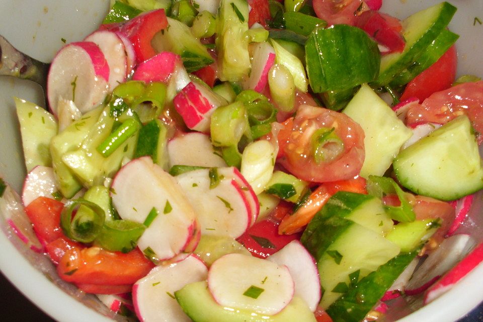 Knackiger Rohkostsalat mit Balsamico-Vinaigrette