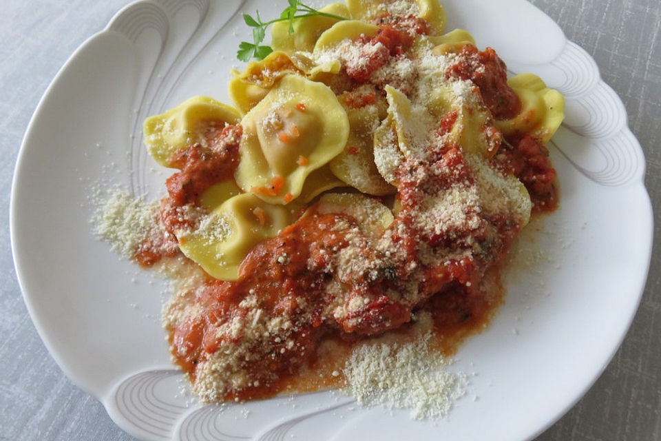 Ravioli mit Kürbis-Tomaten-Füllung