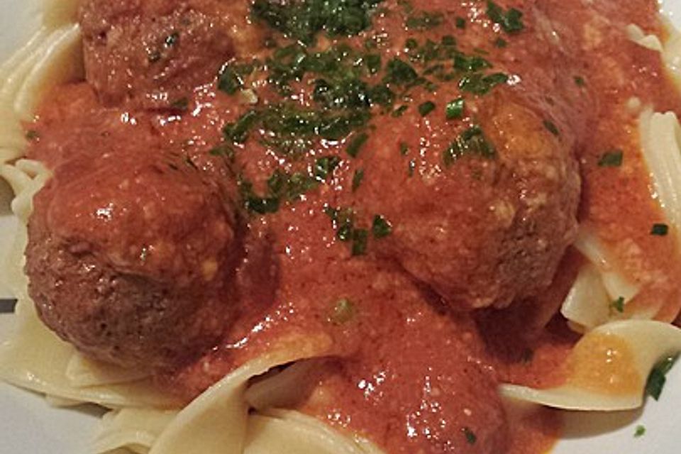 Hackbällchen in Tomaten-Mozzarella-Soße