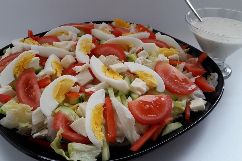 Bunter Salat mit Joghurt-Dressing