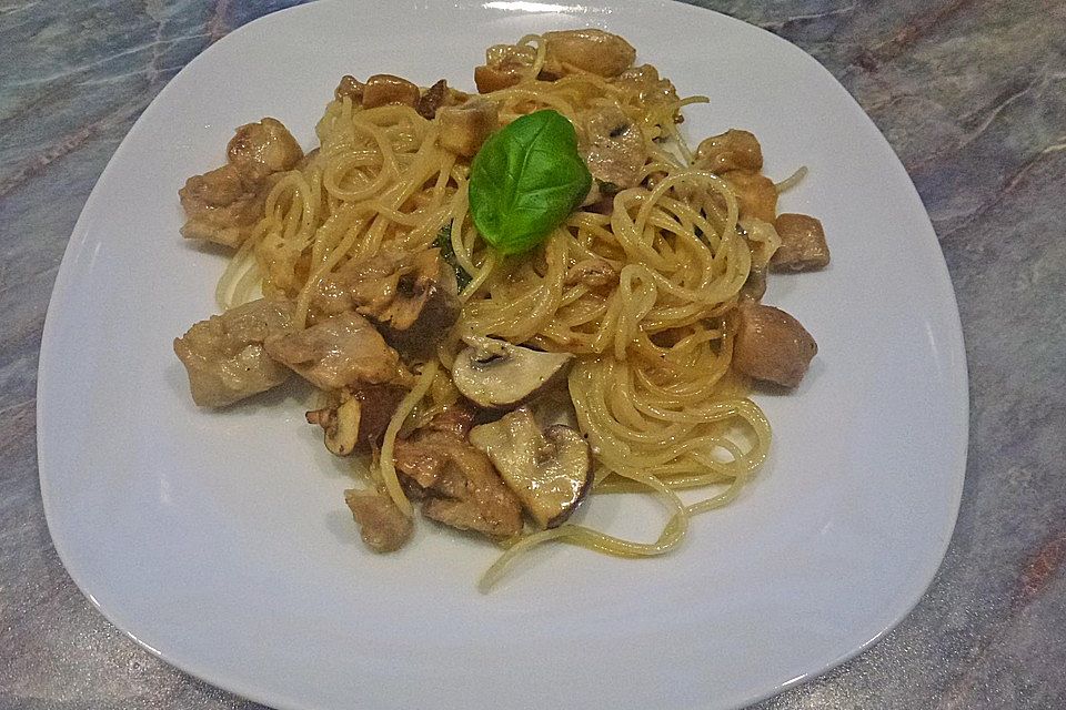 Spaghetti mit Huhn und Pilzen