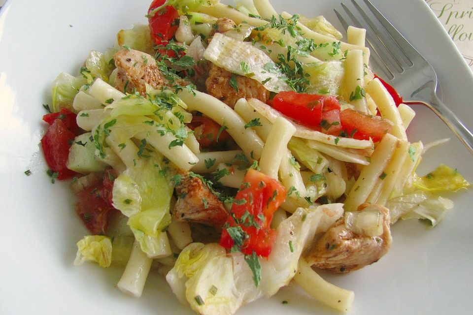 Nudelsalat mit Hähnchen, Tomaten und Gurken