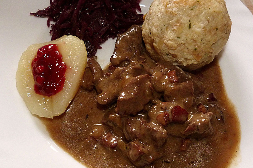 Hirschragout mit Zwiebeln