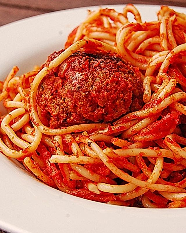 Spaghetti mit Tomatensoße und Hackklößchen
