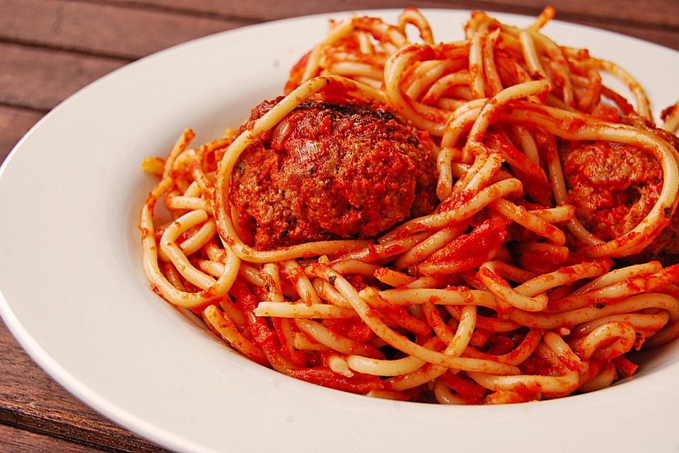 Spaghetti mit Tomatensoße und Hackklößchen