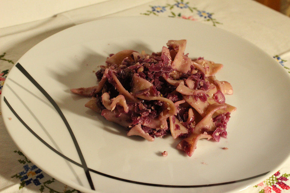 Schnelle Rotkohl-Nudelpfanne mit Nuss-Pesto