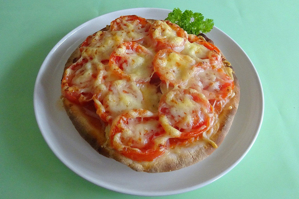 Pizza mit frischen Tomaten und Gorgonzola