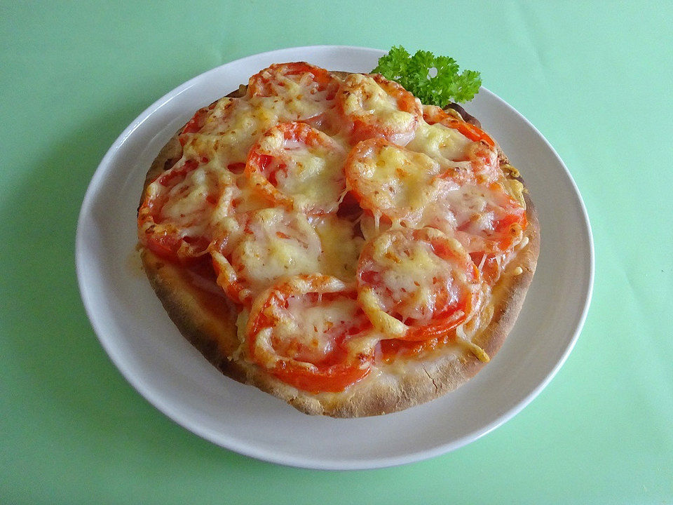 Pizza mit frischen Tomaten und Gorgonzola von Angeliyn| Chefkoch