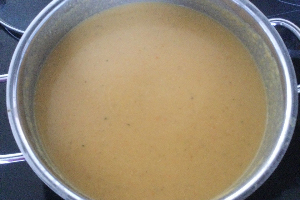 Scharfe Linsen-Kokos Suppe