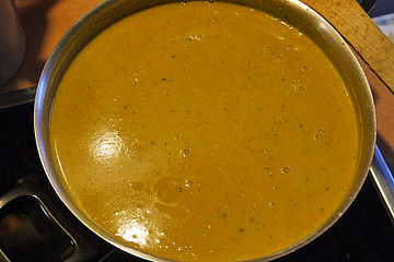 Scharfe Linsen-Kokos Suppe