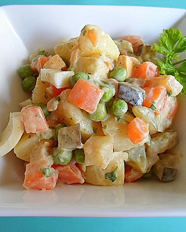 Vegetarischer, bunter Kartoffelsalat
