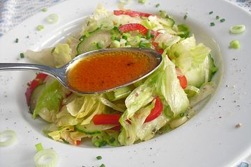Würziges Salatdressing mit Essig und Zitronensaft