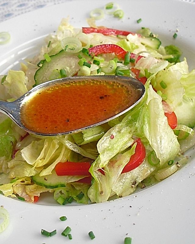Würziges Salatdressing mit Essig und Zitronensaft