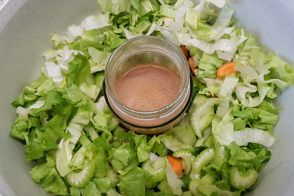 Würziges Salatdressing mit Essig und Zitronensaft