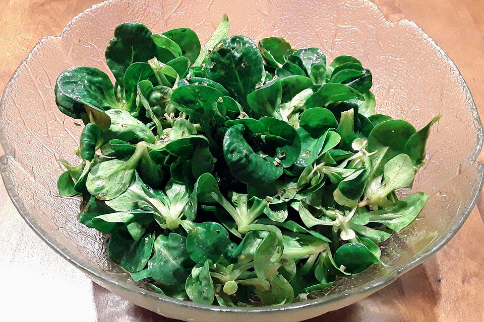 Würziges Salatdressing mit Essig und Zitronensaft