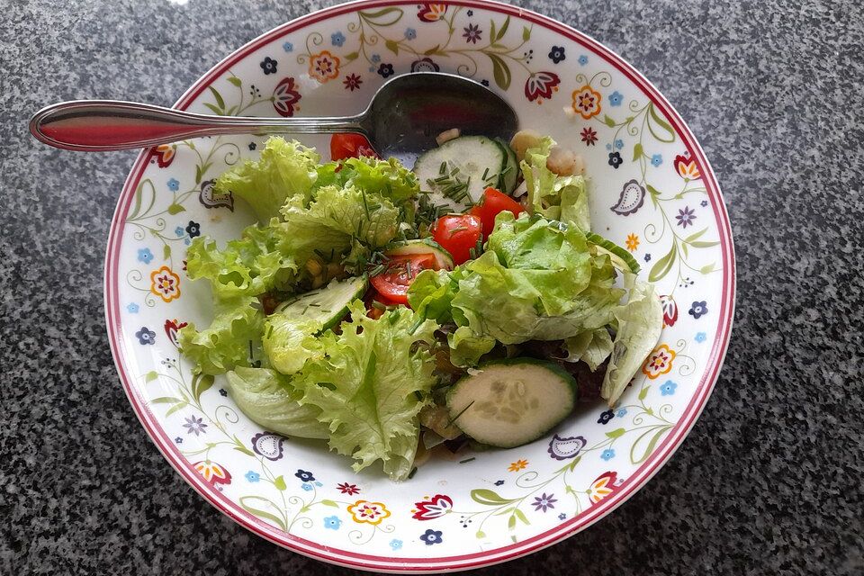 Würziges Salatdressing mit Essig und Zitronensaft