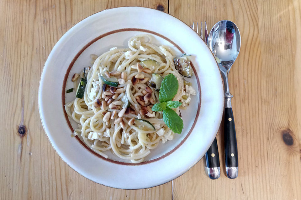 Spaghetti mit Zucchini, Feta, Limette und Pinienkernen