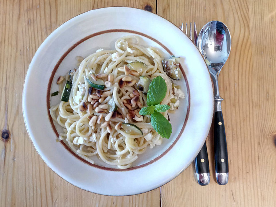 Spaghetti Mit Zucchini Feta Limette Und Pinienkernen Von Traumkochen Chefkoch