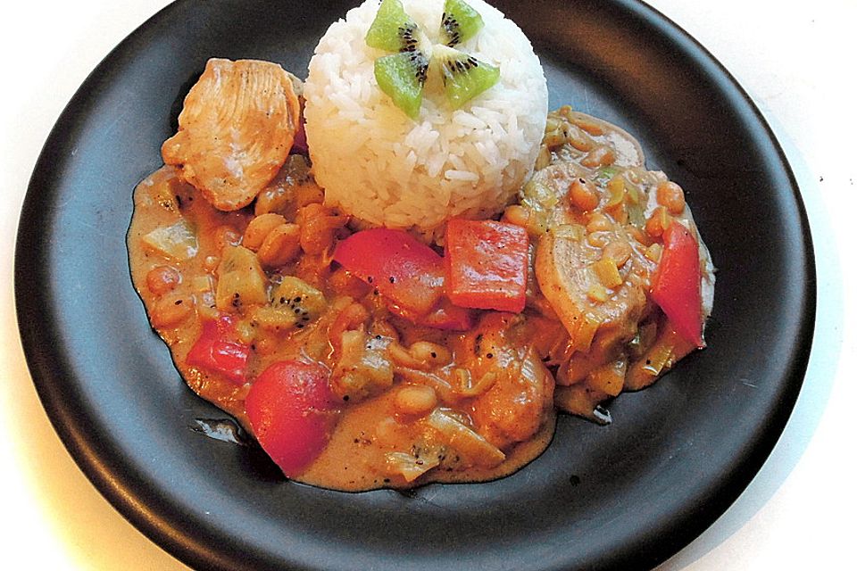 Kiwi-Erdnuss-Hähnchenpfanne mit Kokossoße