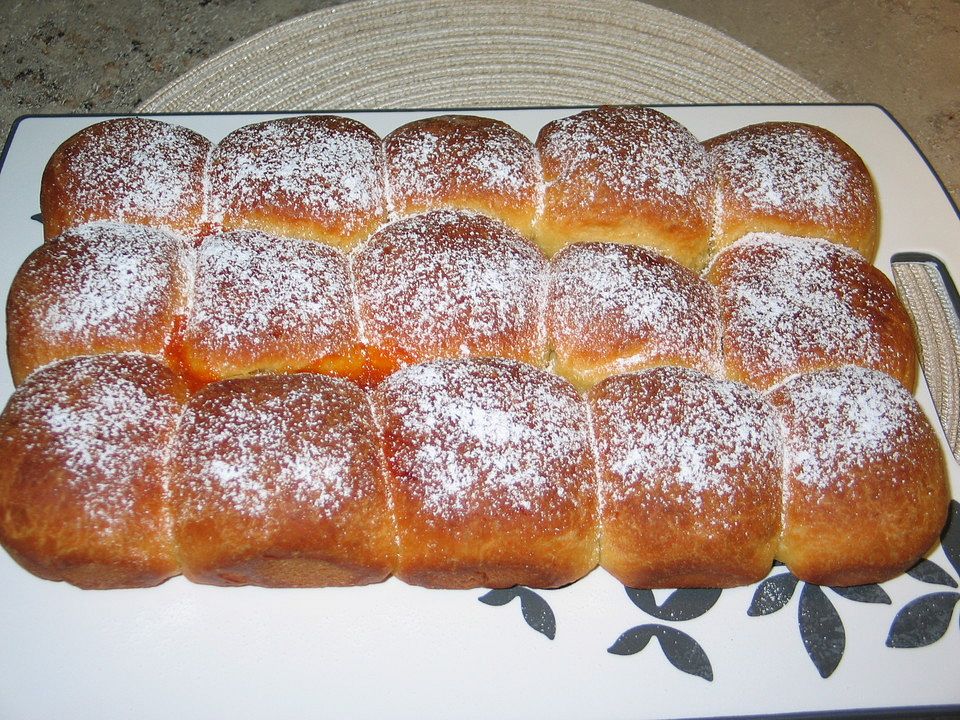 Buchteln mit Marillenmarmelade gefüllt von claudiague| Chefkoch