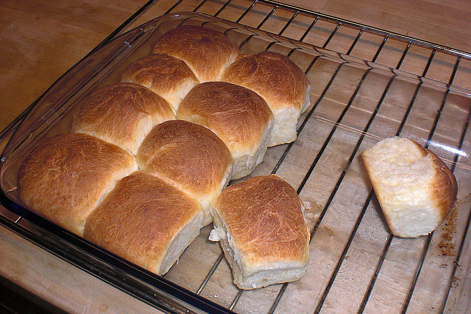 Buchteln mit Marillenmarmelade gefüllt