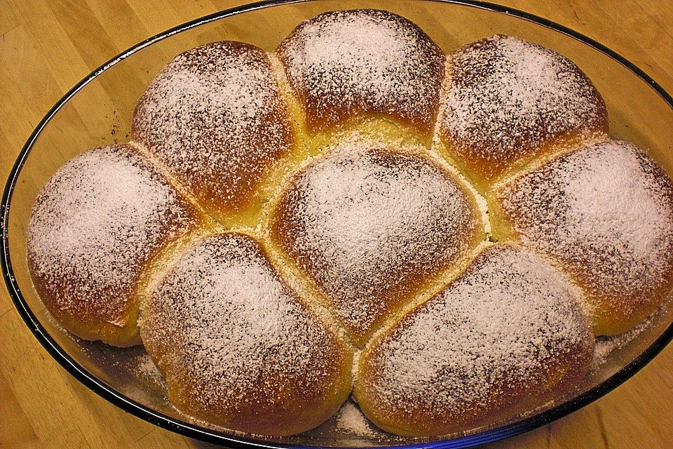 Buchteln mit Marillenmarmelade gefüllt