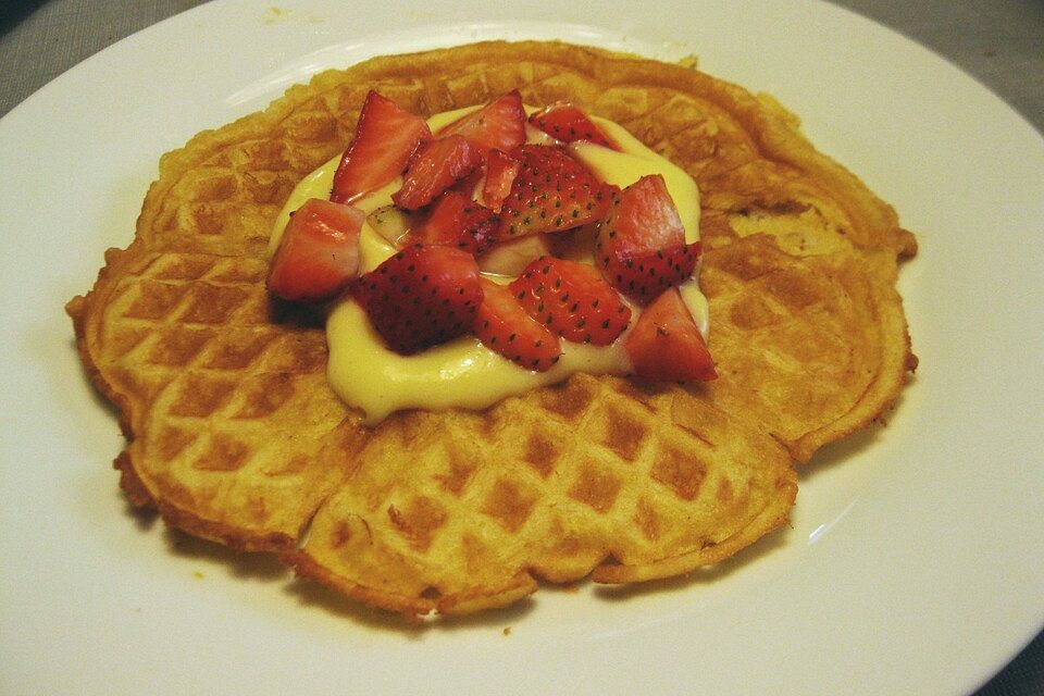 Butterwaffeln mit Vanillequark und Honig-Erdbeeren