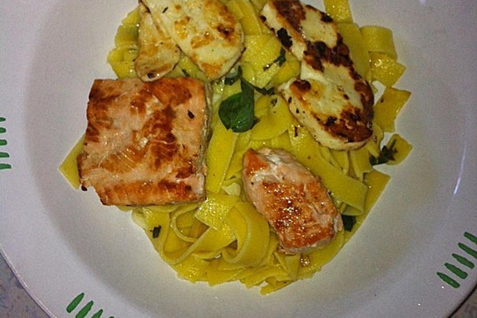 Knoblauchspaghetti mit Lachs und Halloumi