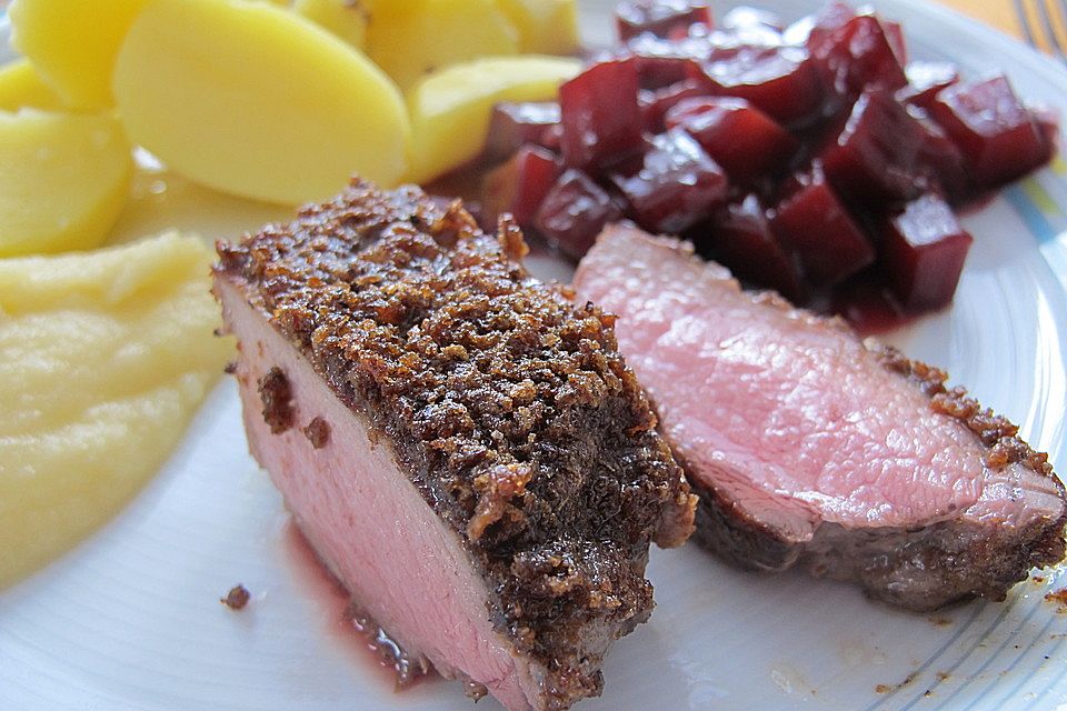 Rehrücken mit Pumpernickel-Kruste  auf Holunder-Steckrüben und Apfel-Rosmarinmus