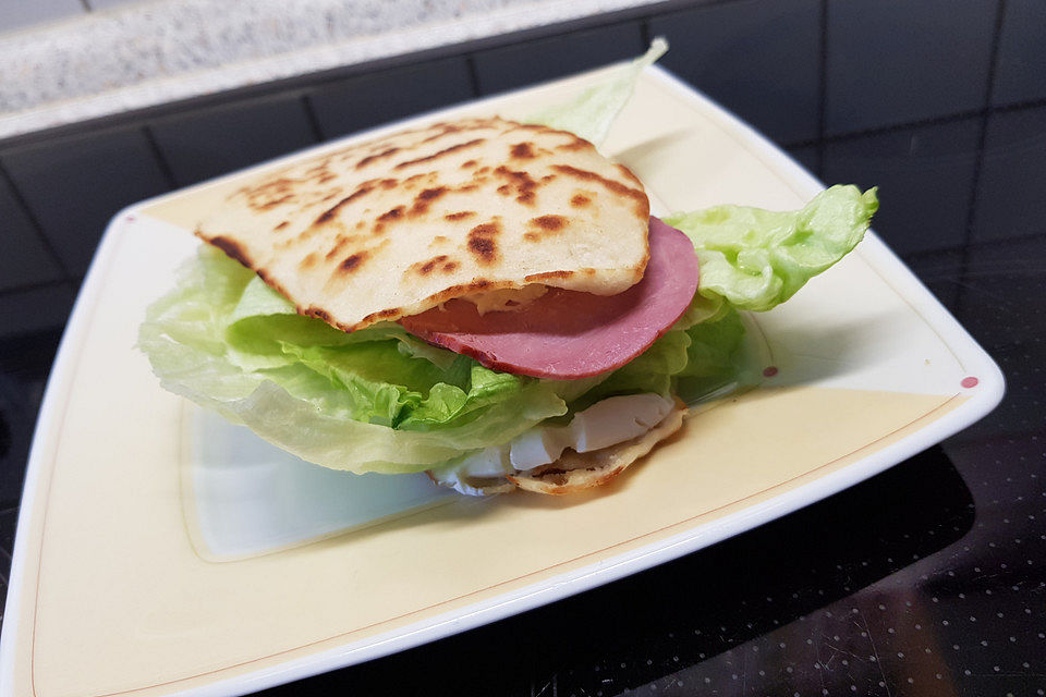 Naan-Brot mit Frischkäse und Roastbeef