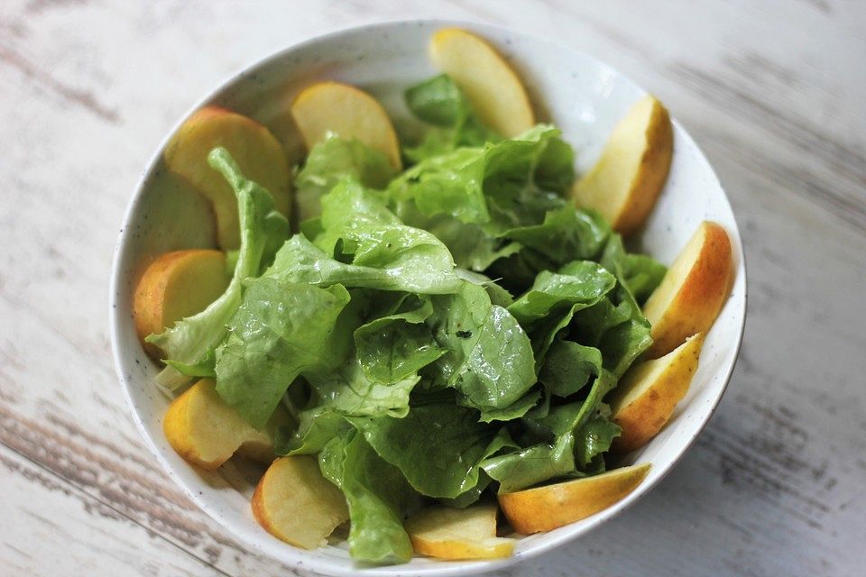 Grüner Salat mit Apfel- und Meerrettichvinaigrette