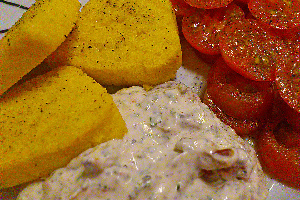 Polentaküchlein mit Tomaten-Basilikum-Creme