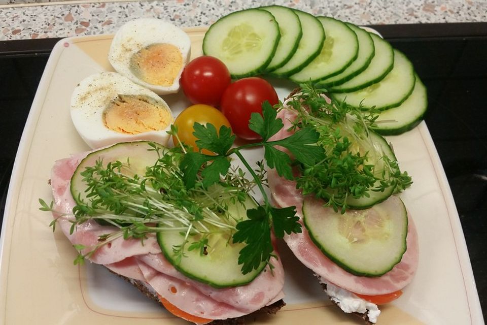 Frühstücksbrot mit Frischkäse und Putenbrust