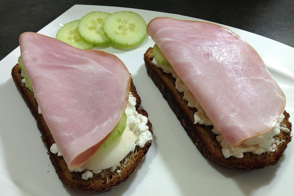 Frühstücksbrot mit Frischkäse und Putenbrust