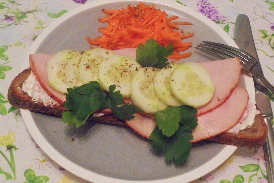 Frühstücksbrot mit Frischkäse und Putenbrust