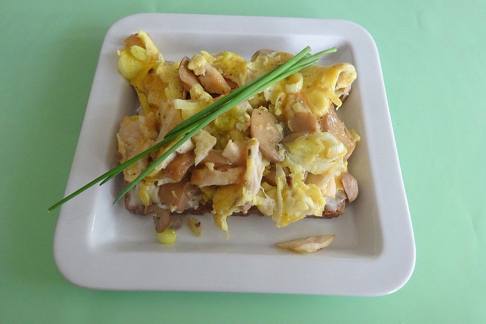 Holzfällerbrot mit Rührei, Champignons und kaltem Braten