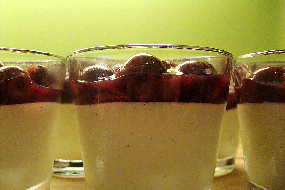 Hessische Creme mit Sauerkirschen