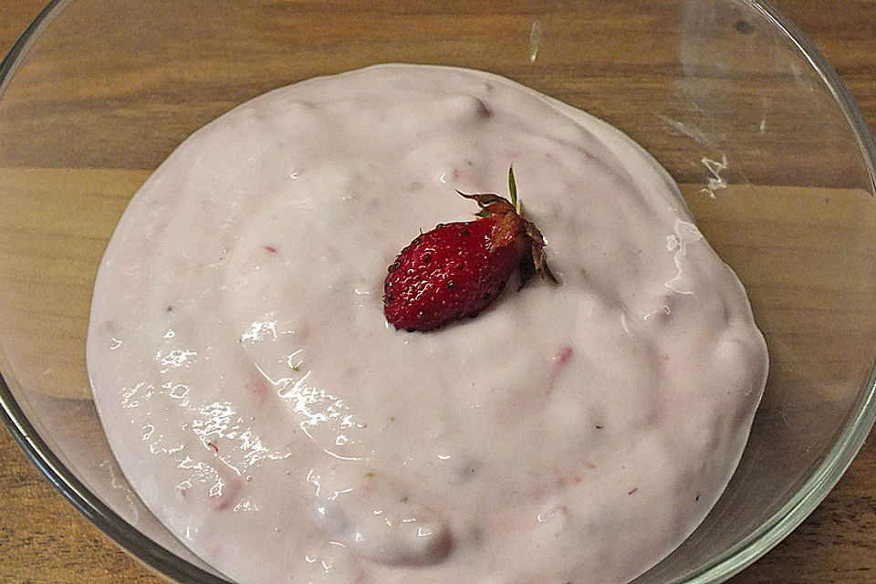 Sahnige Quarkspeise mit Erdbeeren