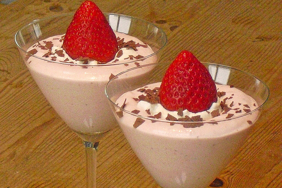 Sahnige Quarkspeise mit Erdbeeren