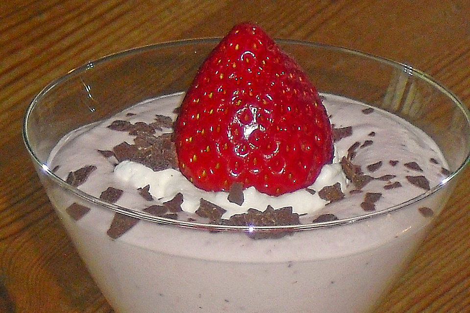 Sahnige Quarkspeise mit Erdbeeren