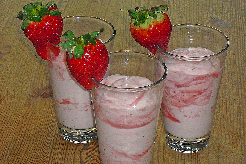 Sahnige Quarkspeise mit Erdbeeren