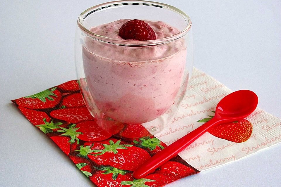 Sahnige Quarkspeise mit Erdbeeren