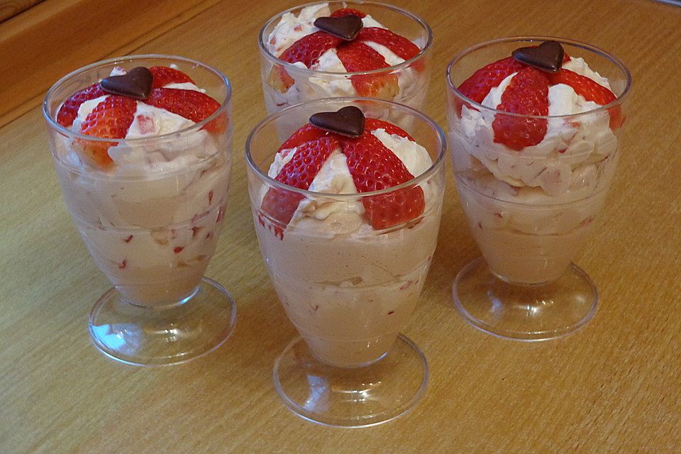 Sahnige Quarkspeise mit Erdbeeren