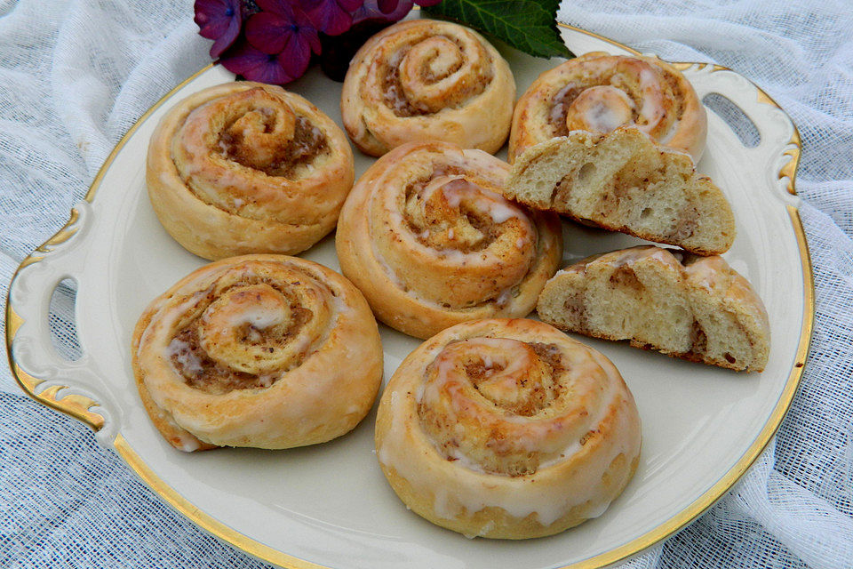 Schneckennudeln mit Bananen-Nuss-Füllung