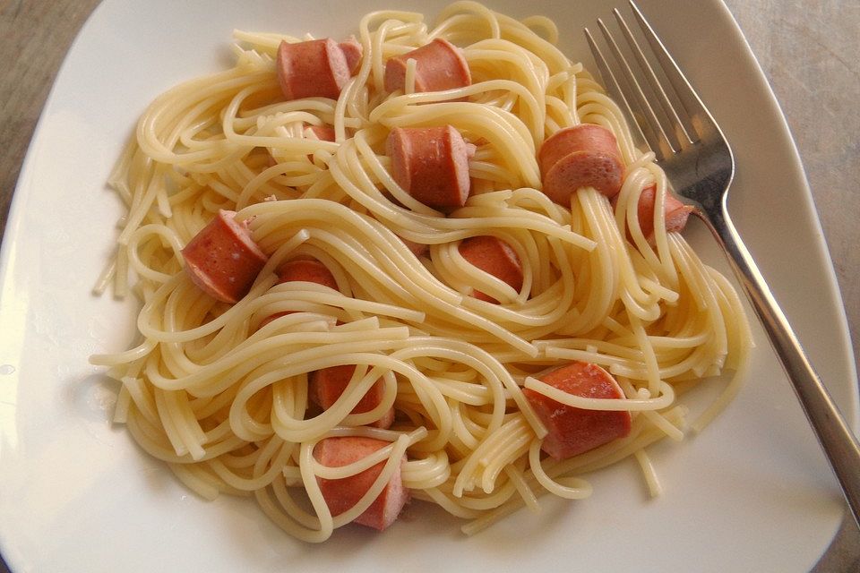 Bockwurst auf Spaghetti aufgespießt