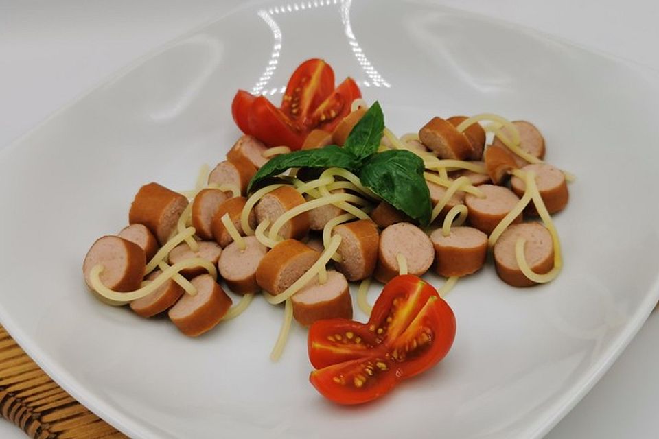 Bockwurst auf Spaghetti aufgespießt