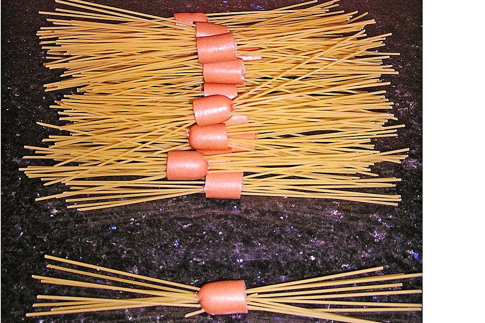 Bockwurst auf Spaghetti aufgespießt