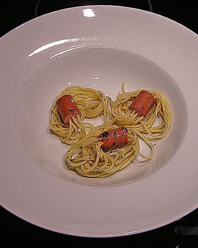 Bockwurst auf Spaghetti aufgespießt