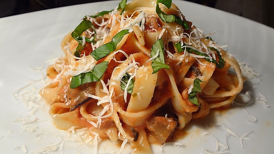 Tomaten-Sahne-Sauce mit Aubergine für Pasta von schwene
